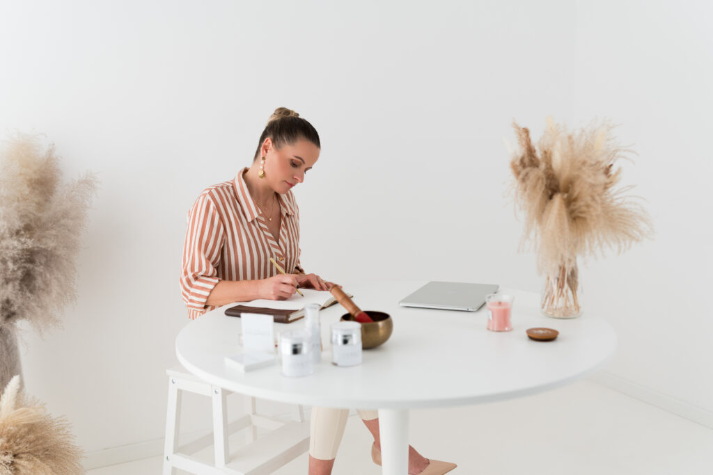 Verna alla scrivania che lavora e riflette