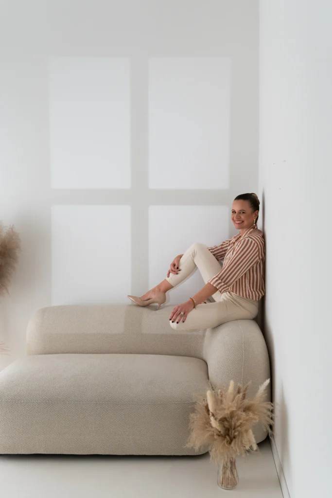 Verna sorride seduta vicino ad una paret